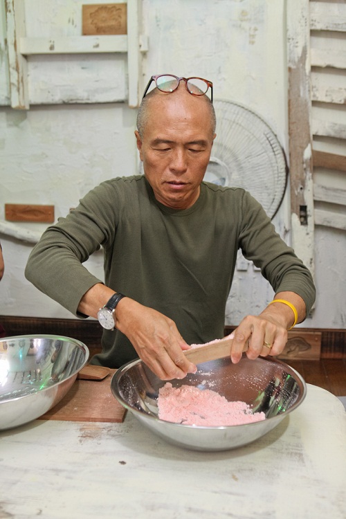 型抜き中のホ画伯