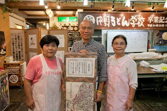 中野うどん学校にて卒業記念写真