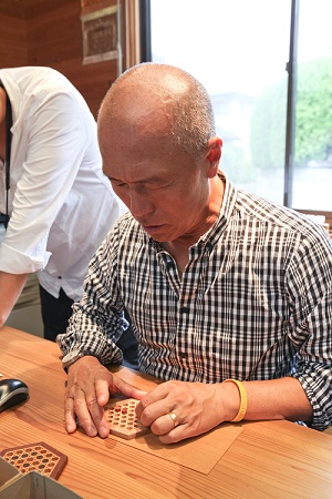 コースター作り体験中のホ画伯