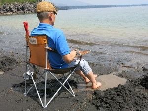 海辺での足湯を満喫するホ画伯