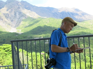 桜島をスケッチするホ画伯