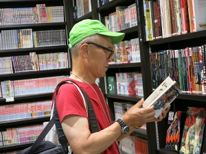 自らの作品「食客」に目を通すホ画伯