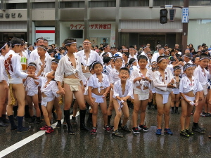 祭りを楽しむ子供たち