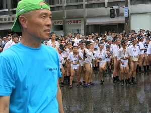 祭りの様子を眺めるホ画伯