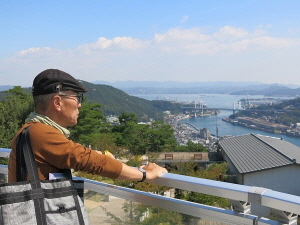 尾道の街並みを眺めるホ画伯（千光寺公園）