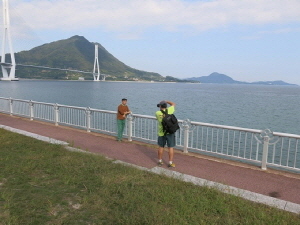 ホ画伯としまなみ海道を撮影するｶﾒﾗﾏﾝ