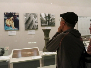 原爆被害の展示資料を見つめるホ画伯