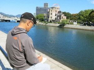 原爆ドームをスケッチするホ画伯