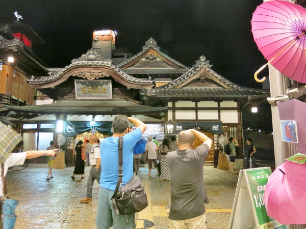道後温泉本館が取材団をお出迎え