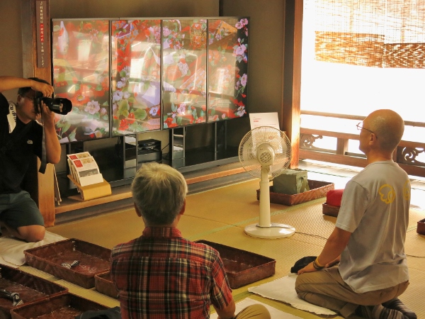 本館内の休憩室にて