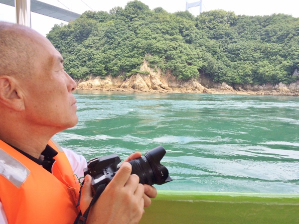 大きな渦潮や海峡に掛かる大橋を撮影する画伯01
