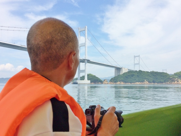 大きな渦潮や海峡に掛かる大橋を撮影する画伯02