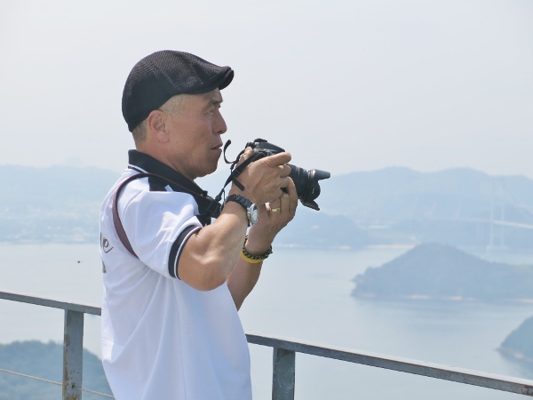 展望台からの絶景を撮影する画伯