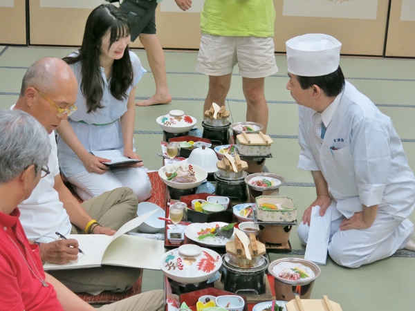 郷土料理をスケッチする画伯