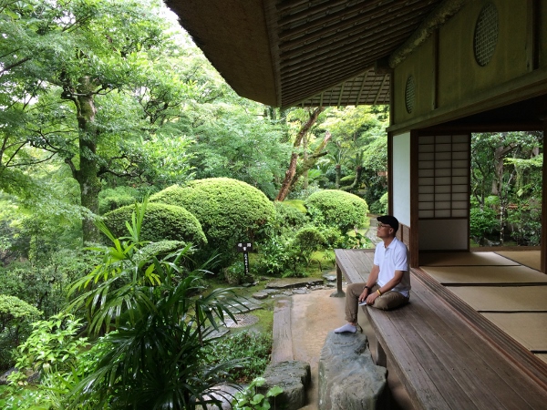 「臥龍山荘」に佇む画伯