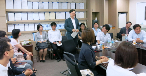第１回共同研究会の様子（韓国地方行政研究院セミナー室）